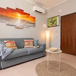 Cozy Retreat With Laundry & Smart Tv Daire Milano