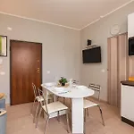 Cozy Retreat With Laundry & Smart Tv *